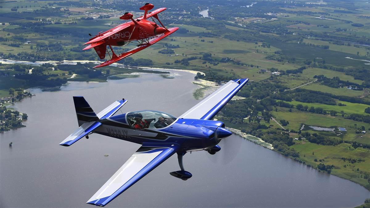 Team Oracle airshow pilot Sean D. Tucker flies inverted with 22-year-old protege Cameron Jaxheimer during EAA AirVenture in Oshkosh, Wisconsin, July 24. Photo by David Tulis.