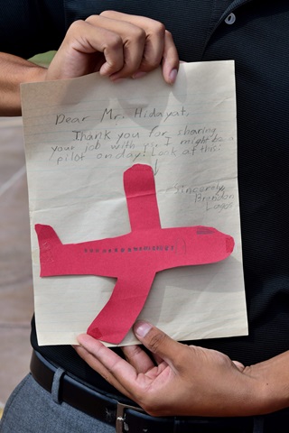 Brandon Lagos wrote this note 19 years ago to thank Sharif Hidayat for a career day presentation about becoming a pilot. On Aug. 10, 2019, Hidayat administered Lagos's private pilot checkride. Photo by Mike Collins. 