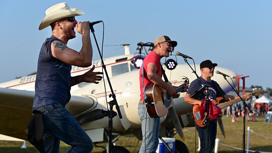 The Bell Brothers perform against a Beech Model 18 backdrop during the 2019 AOPA Tullahoma, Tennessee, Fly-In. Photo by David Tulis.