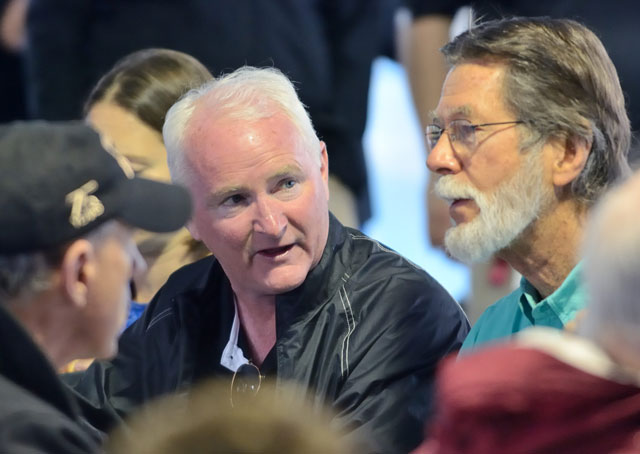 AOPA President Mark Baker talks with donor Ed McNeil at the AOPA Foundation breakfast.