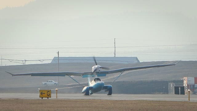 SkiGull’s right ski partially broke on landing, though test pilot Glenn Smith was able to maneuver safely off the runway. Photo by Mike Satren, courtesy of Burt Rutan.