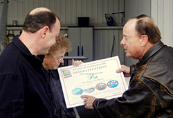 Rodney Mullinax accepts the sweepstakes certificate from the Kings.
