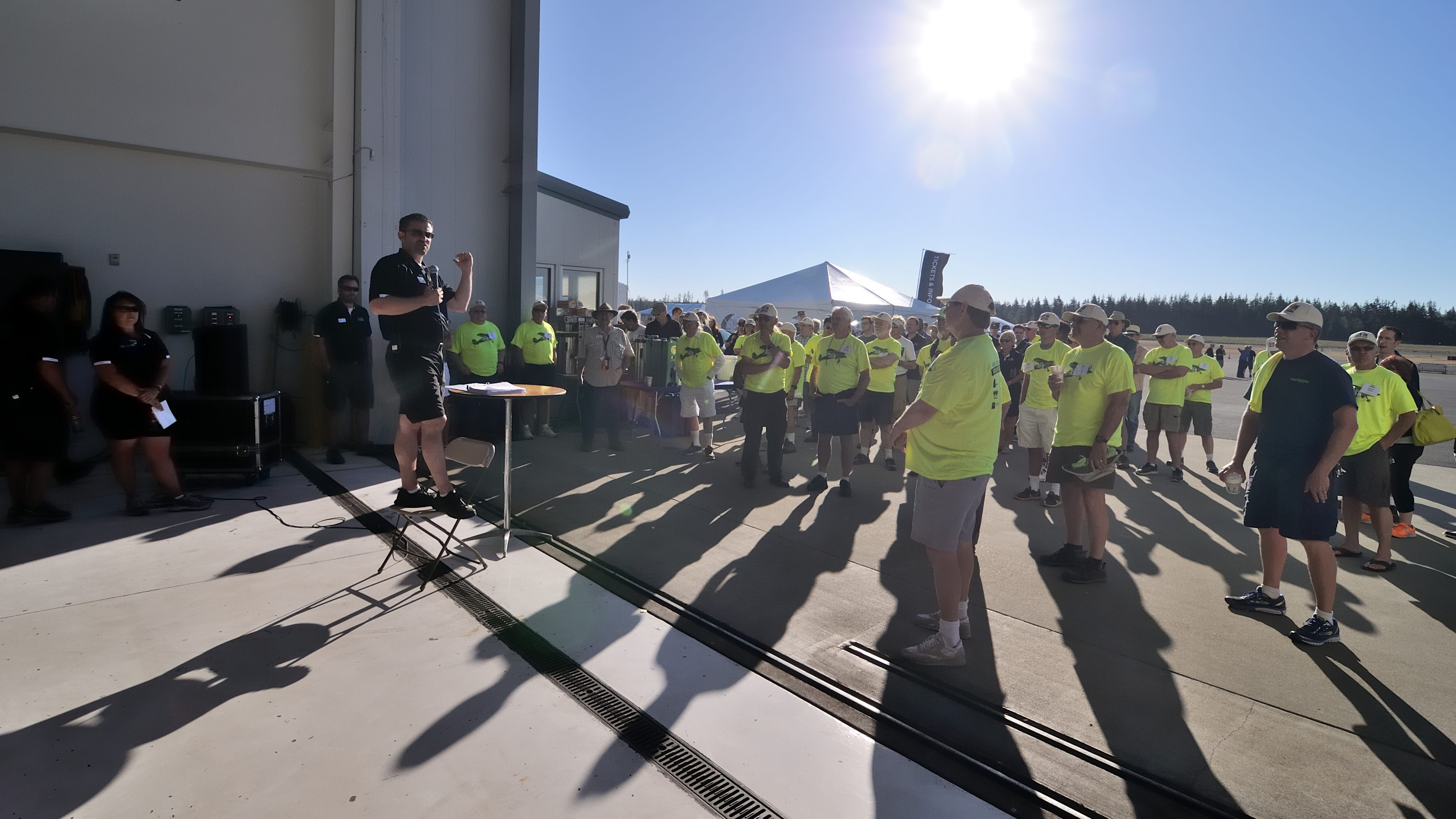 Chris Eads, AOPA director of outreach and events, briefs volunteers before the Bremerton Fly-In. Photo by Mike Collins.