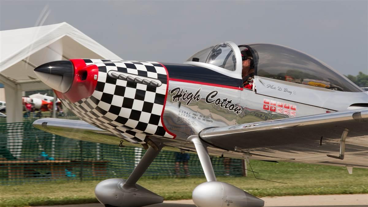 Oshkosh arrivals AOPA
