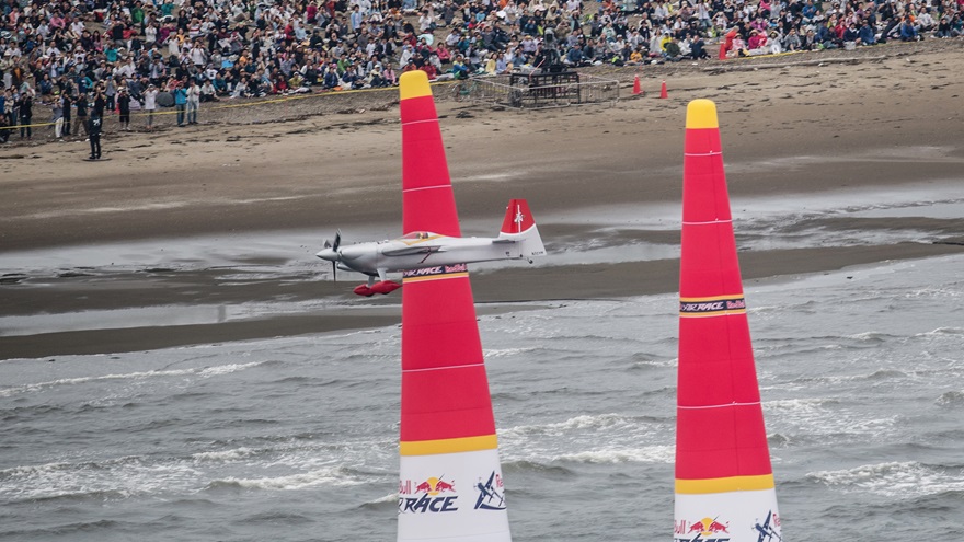 Yoshihide Muroya of Japan performs during the finals of the third stage of the Red Bull Air Race World Championship in Chiba, Japan, on June 5. Photo by Jörg Mitter/Red Bull Content Pool.