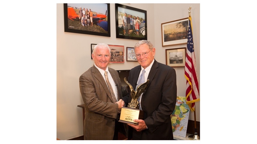 Sen. James Inhofe (R-Okla.) receives the Joseph B. Hartranft Award from AOPA President Mark Baker. Photo by John Harrington.