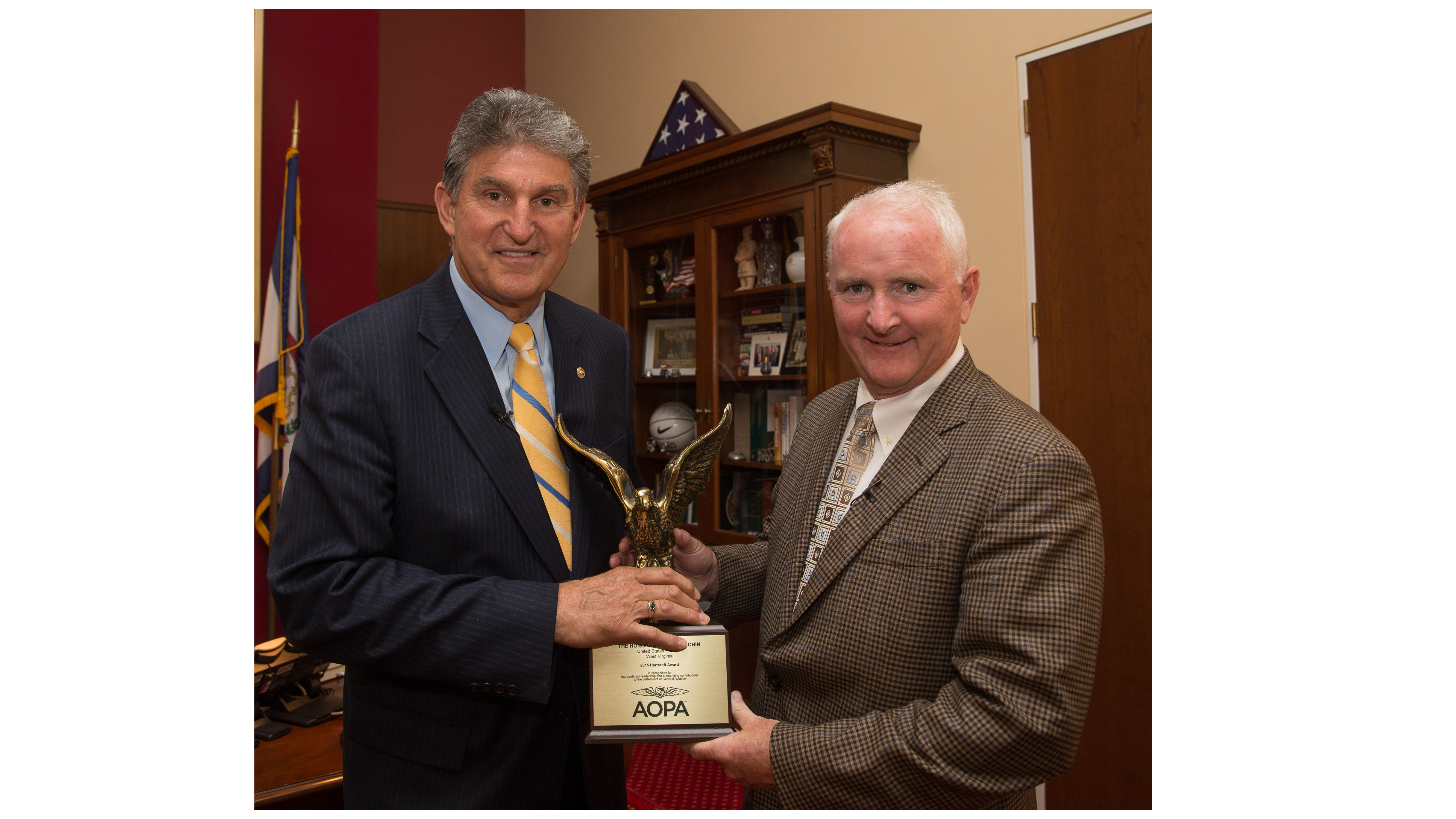 Sen. Joe Manchin (D-W.Va.) receives the Joseph B. Hartranft Award from AOPA President Mark Baker. Photo by John Harrington.