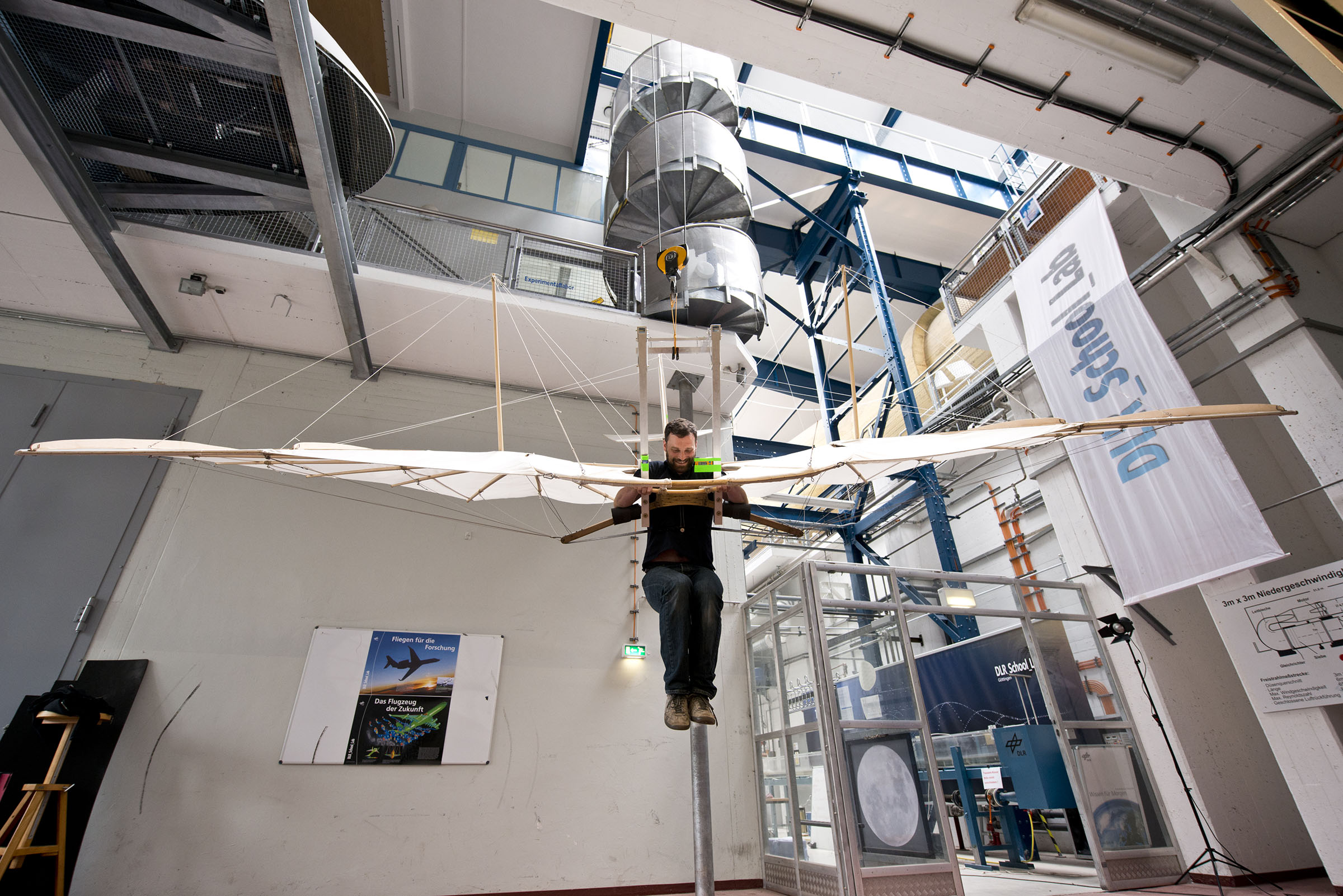 Christian Schnepf climbed into the Lilienthal glider to test its maneuverability at a DLR research facility.  Photo: DLR, CC-BY 3.0