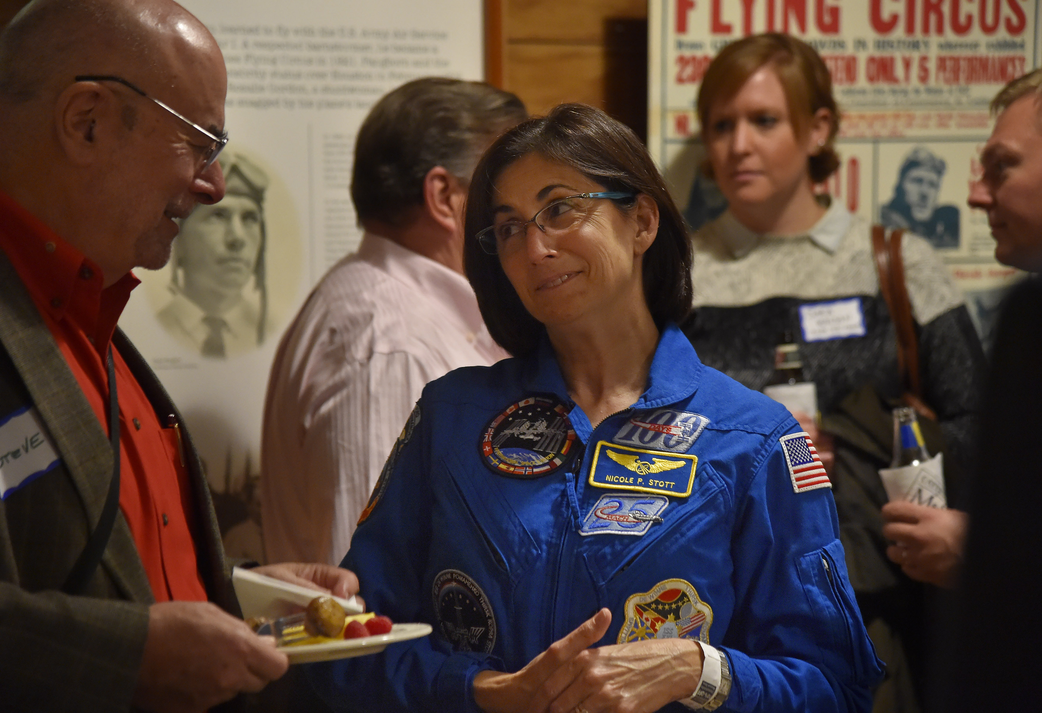 Retired NASA astronaut Nicole Stott chats with AOPA High School Symposium participants at a welcome reception in Seattle, Nov. 6. Photo by David Tulis.