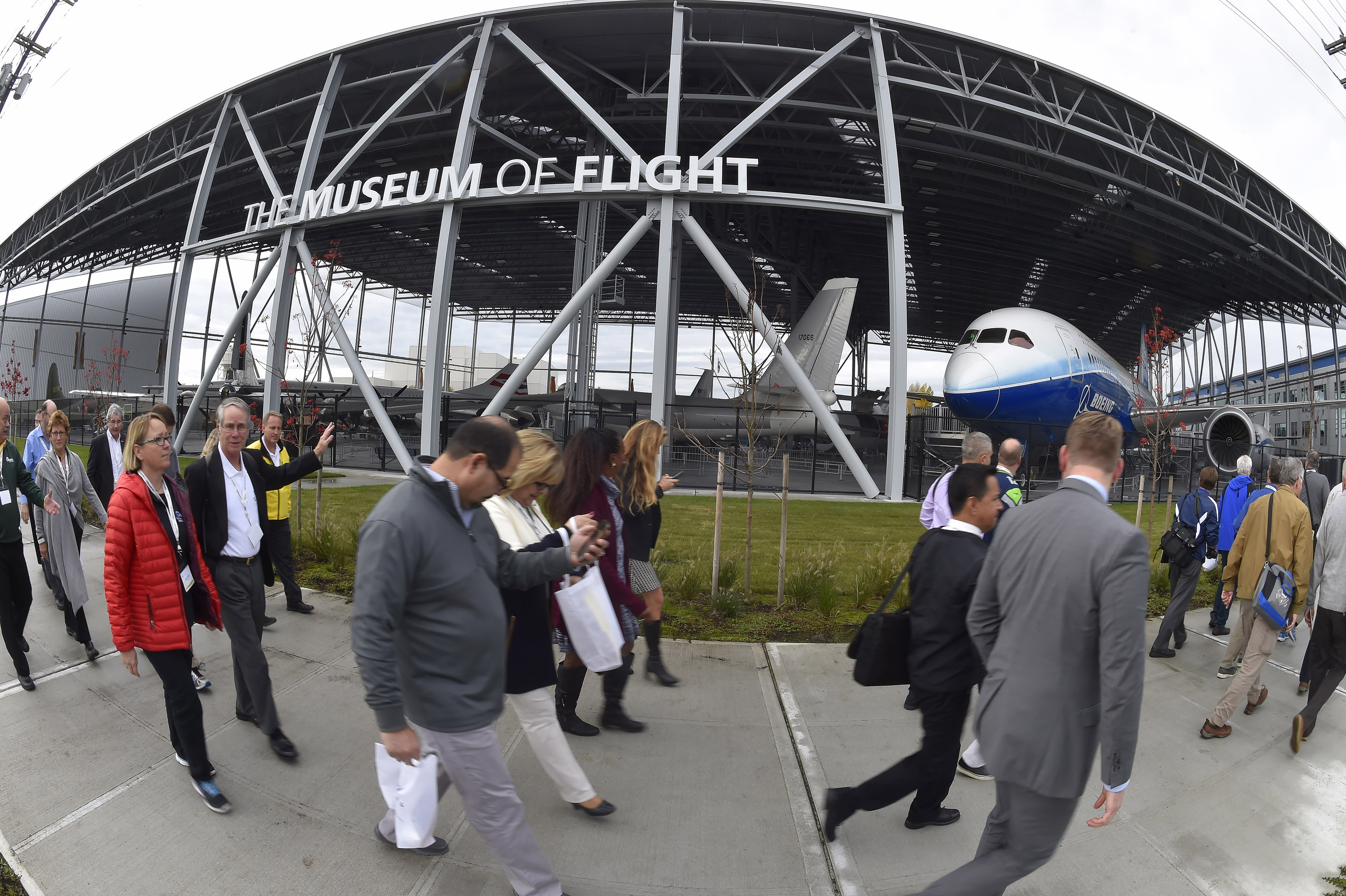 AOPA High School Symposium attendees take a short field trip past the Museum of Flight's new aviation pavilion to the adjacent Raisbeck Aviation High School in Seattle, Nov. 7. Photo by David Tulis.