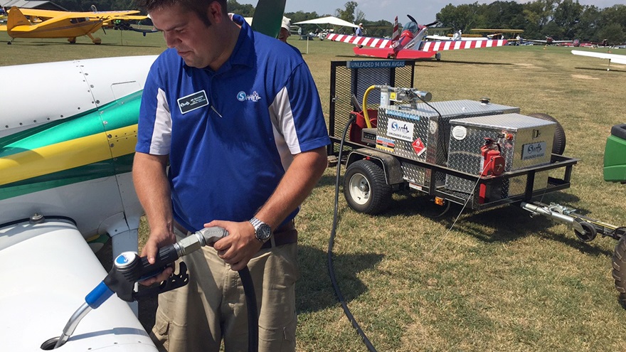 Jon Ziulkowski, vice president for commercial operations at Swift Fuels, pumps 94UL into AOPA Editor at Large Dave Hirschman's Experimental-category RV-3B.