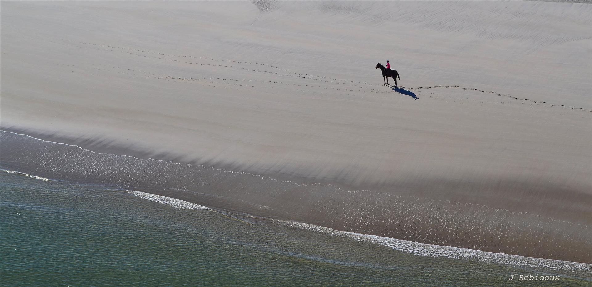 A rider enjoys the solitude of a Maine beach. A shoreline flightseeing trip is a great way to exercise your freedom to fly. Photo by Jackie Robidoux, @j_robidoux.