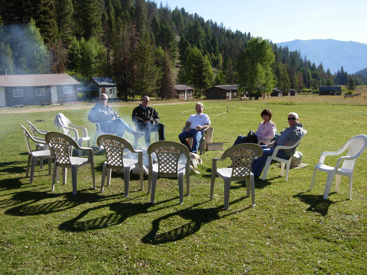  Morning or evening, the front lawn is a favorite gathering place—and the perfect spot to grade other pilots' landings! Folks are friendly and it’s fun to find out where they flew in from; pilots never lack for things to talk about when they’re out flying for recreation. Photo courtesy Sulphur Creek Ranch.