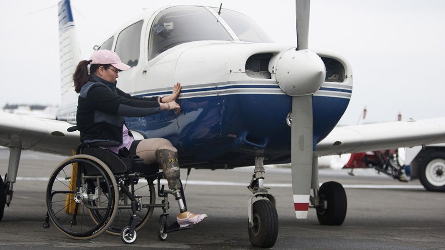 Sen. Tammy Duckworth (D-Ill.) is among many veterans who have pursued training in general aviation after leaving the military. Photo by Chris Rose.