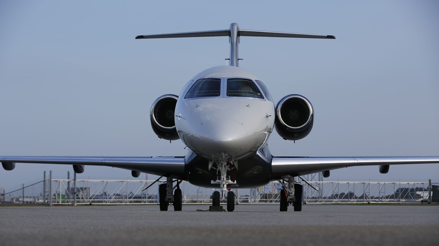 Embraer Legacy 450 photo by Chris Rose.