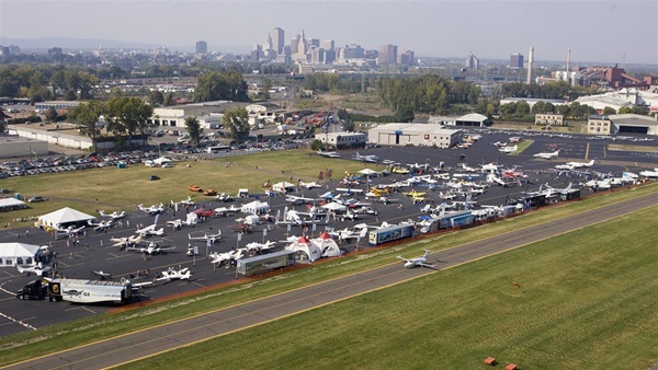 The AOPA Expo in 2007 drew a crowd to Hartford-Brainard Airport in Hartford, Connecticut. The airport remains an asset to the city and state, which would both be well-served by increased investment, not closure, a legislative investigation concluded. AOPA file photo by Chris Rose.