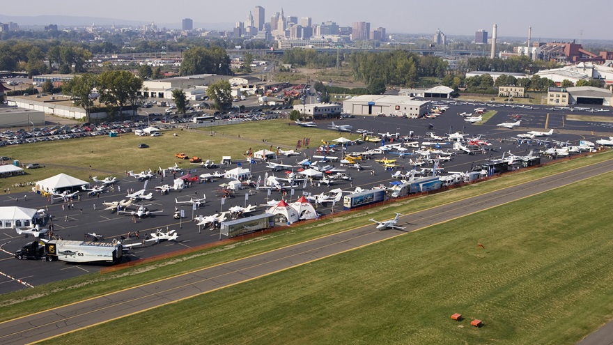 The AOPA Expo in 2007 drew a crowd to Hartford-Brainard Airport in Hartford, Connecticut. The airport remains an asset to the city and state, which would both be well-served by increased investment, not closure, a legislative investigation concluded. AOPA file photo by Chris Rose.