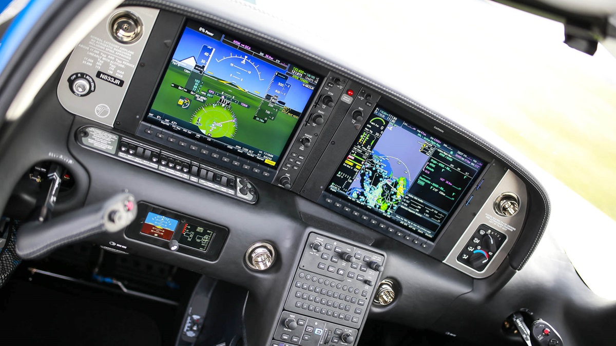 Cirrus Melds New Panel Upgrades Into 2017 Models Aopa