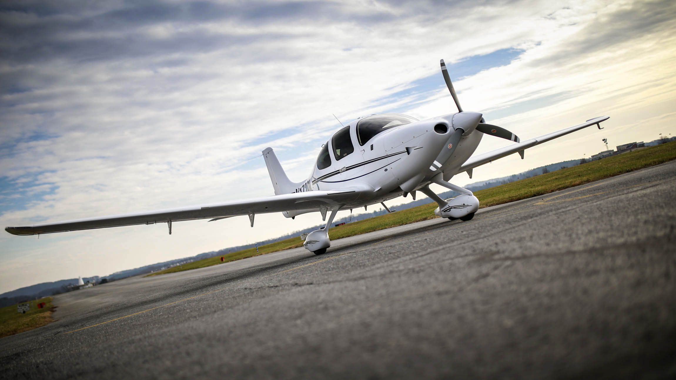 The Lycoming-equipped SR20 requires just one exhaust stack. The traditional nose-mounted landing light is replaced by landing/recognition lights in the new Spectra wing tips.