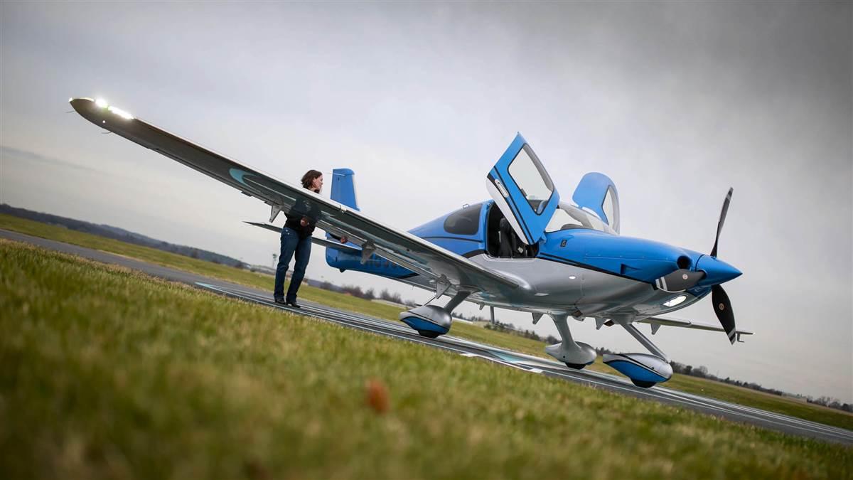 Cirrus Melds New Panel Upgrades Into 2017 Models Aopa