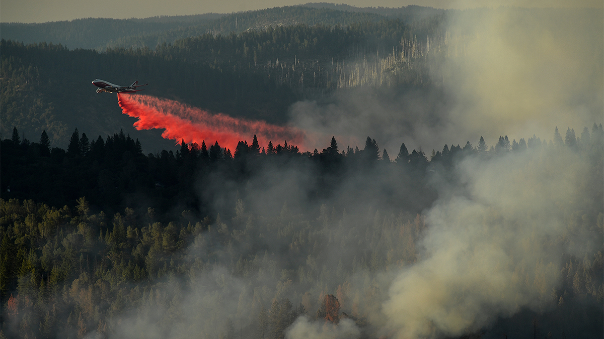 A retrofitted Boeing 747 SuperTanker drops retardant while battling the Ponderosa Fire east of Oroville, California, August 30, 2017. Photo by Noah Berger, REUTERS.