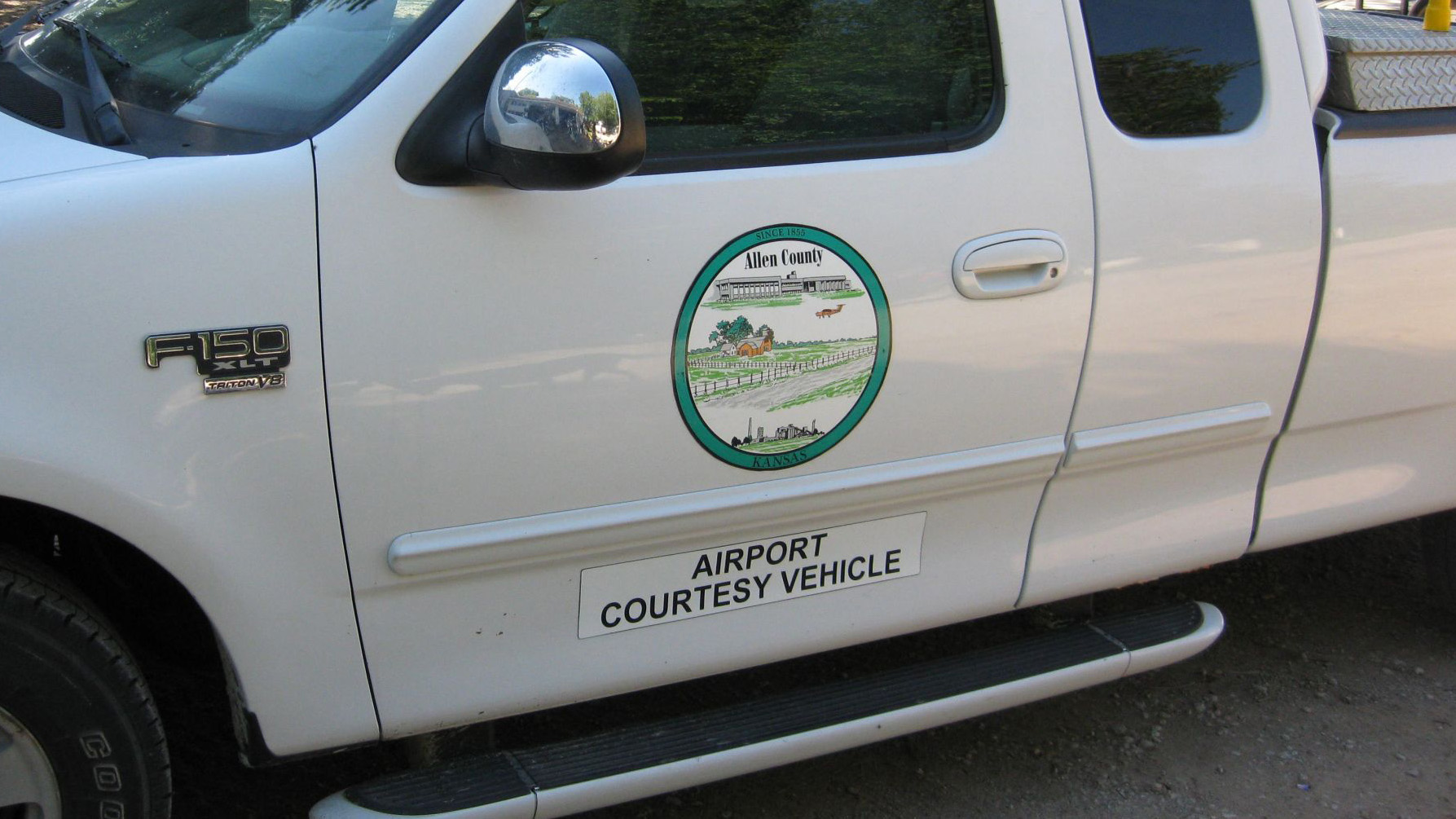 An AOPA member submitted this photo of a courtesy vehicle in Kansas. 