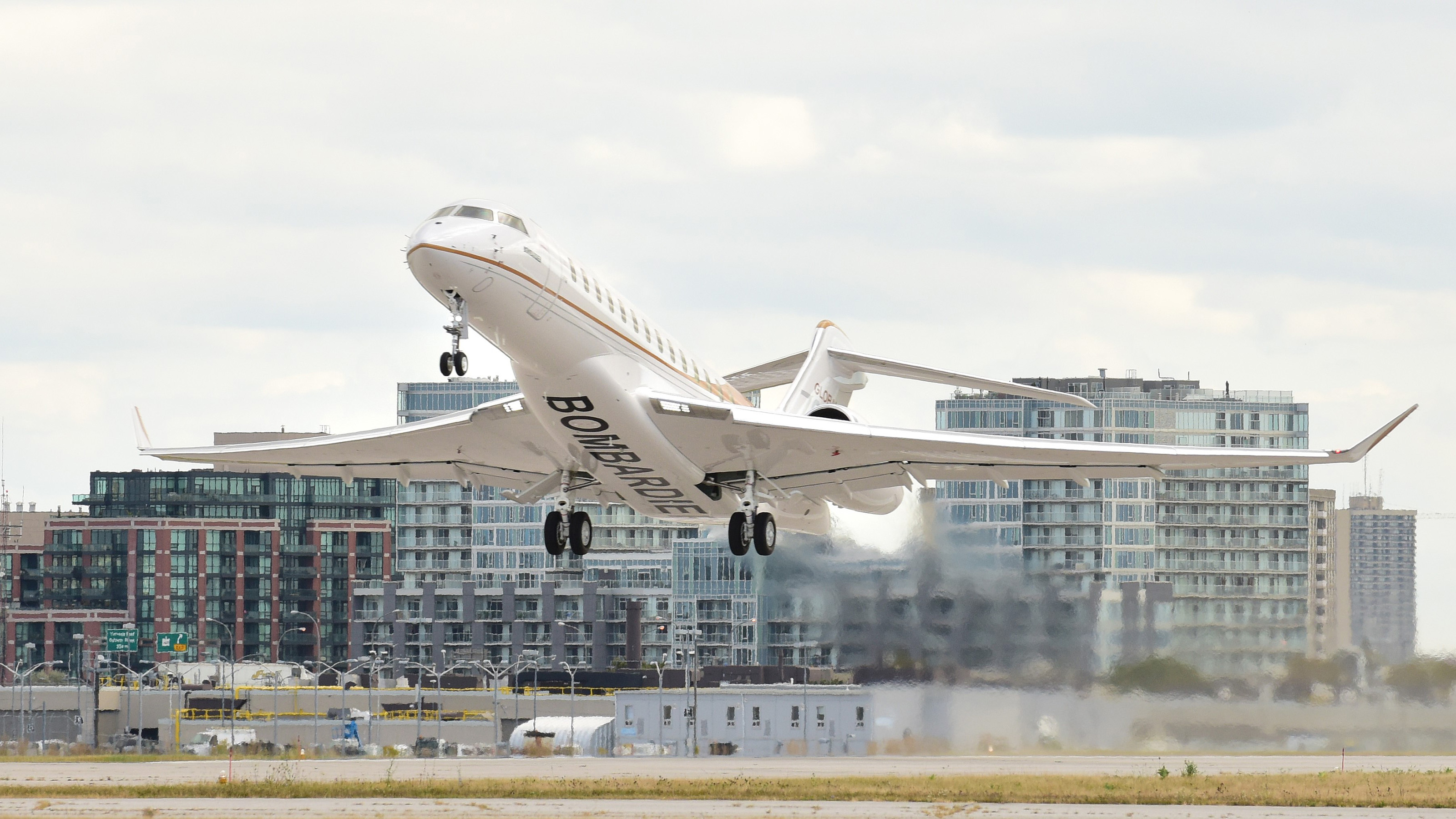 Global 7000 photo courtesy of Bombardier.