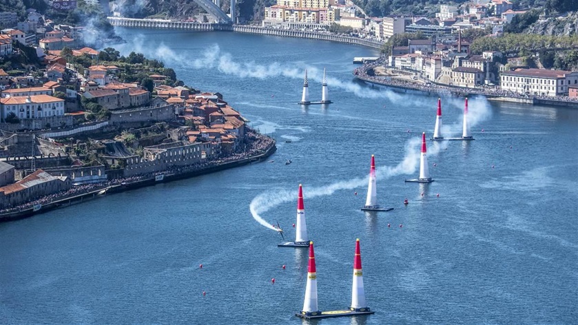 Kirby Chambliss flies in the Red Bull Air Race World Championship in Porto, Portugal, Sept. 3. Photo by Predrag Vuckovic/Red Bull Content Pool. 