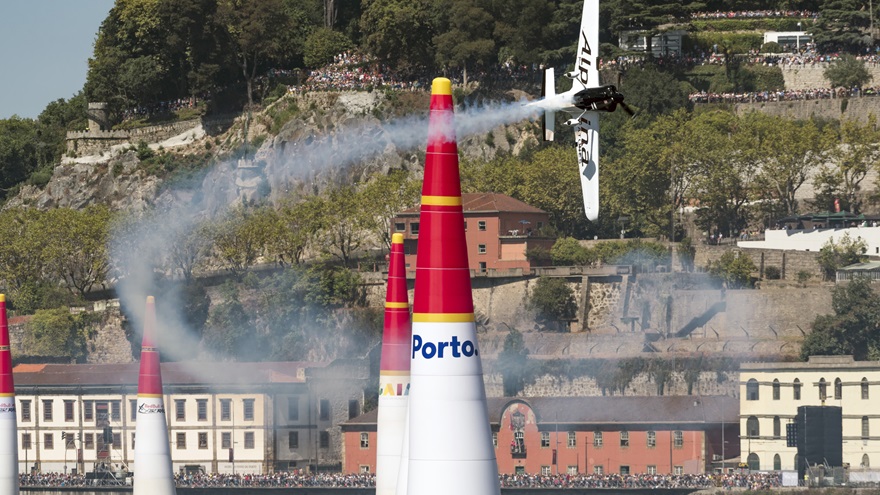 Michael Goulian flies in front of an announced crowd of 600,000 in Porto, Portugal, Sept. 3. Photo by Paulo Calisto/Red Bull Content Pool.