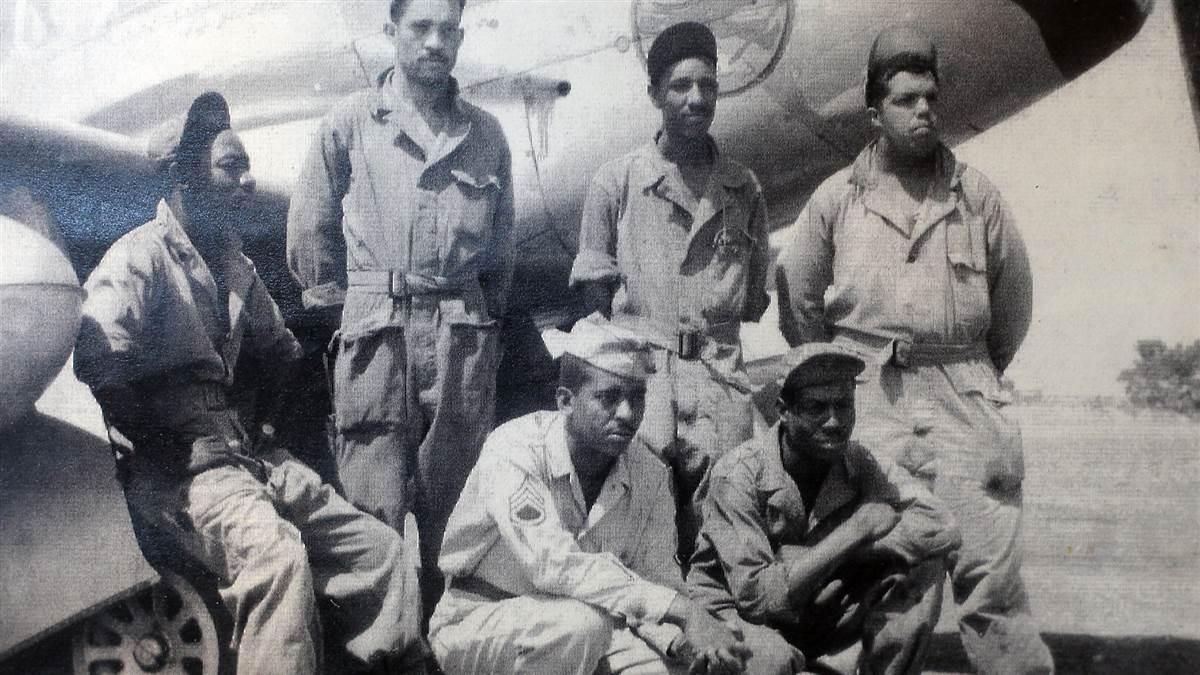 This is a family photo of Tuskegee Airman Thomas Ellis (bottom center). He was assigned to the 332nd Fighter Group that piloted red-tailed P-51 Mustangs in Europe and protected U.S. bombers. Photo by Kin Man Hui, San Antonio Express-News.