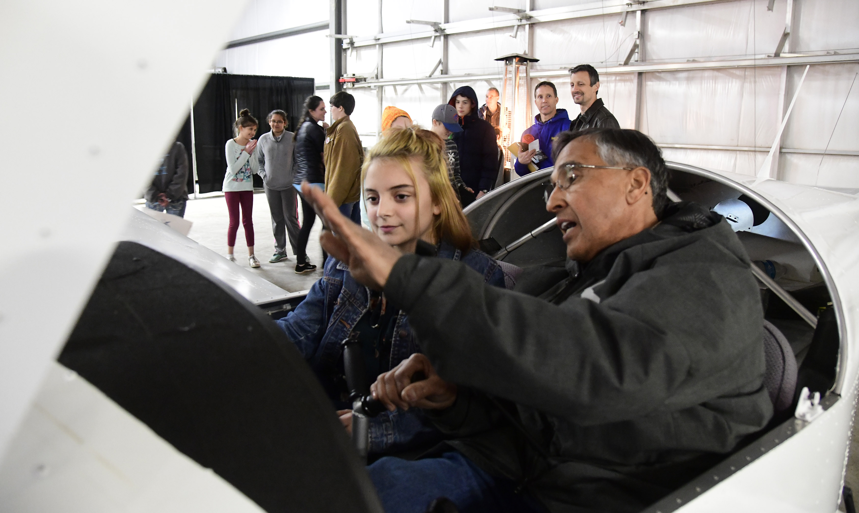 Tenth-grader Annalise Williams learns aviation principles from Zenith Zodiac CH 601 HDS builder Ken Jordan during an educational event at Grants Pass Airport, in Grants Pass, Oregon, March 15. Photo by David Tulis.