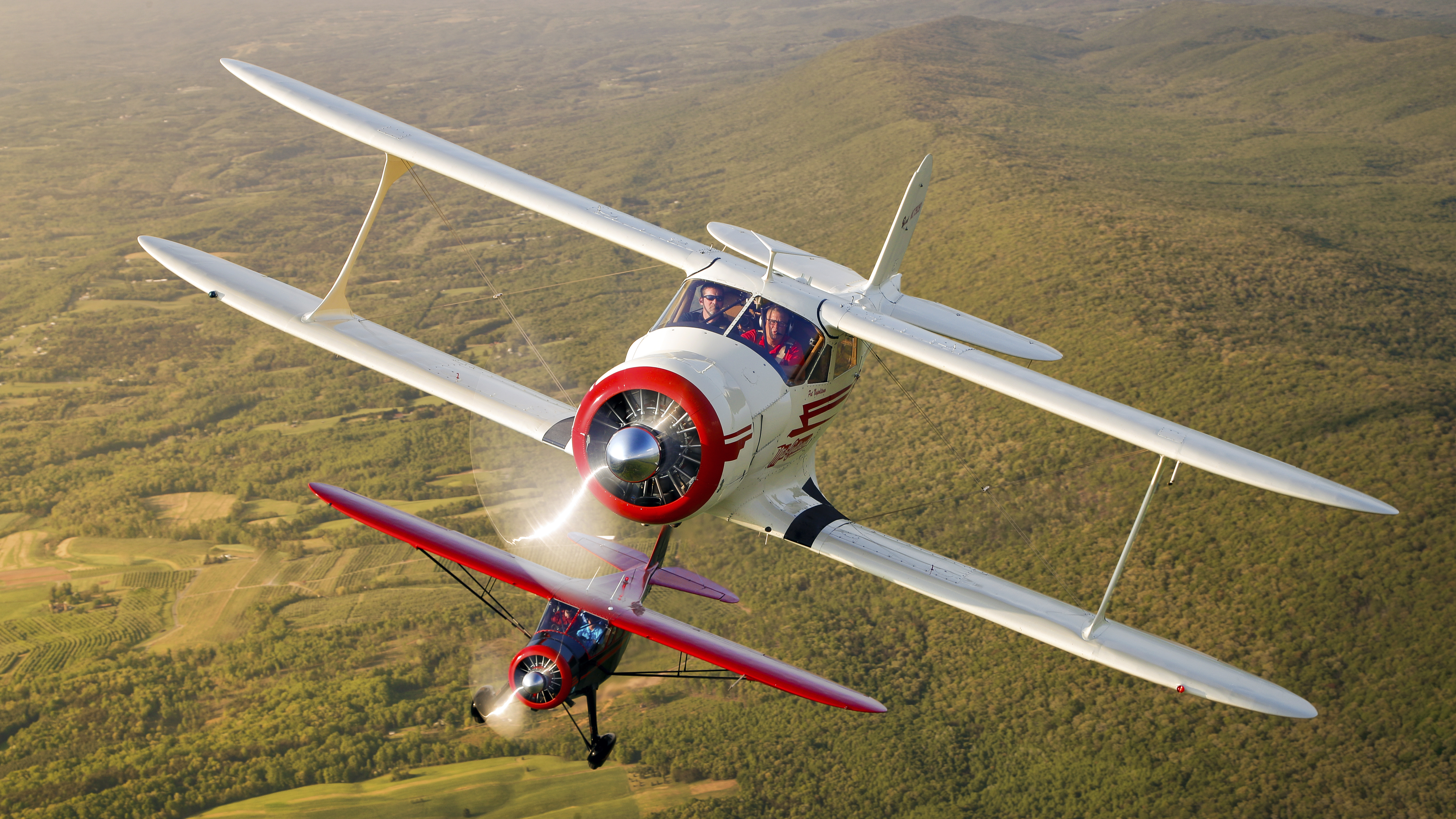 Pat Napolitano and Queenie participated in an aerial “fly off,” a head-to-head drag race against another golden age favorite, a Howard DGA–15P. Photo by Chris Rose.