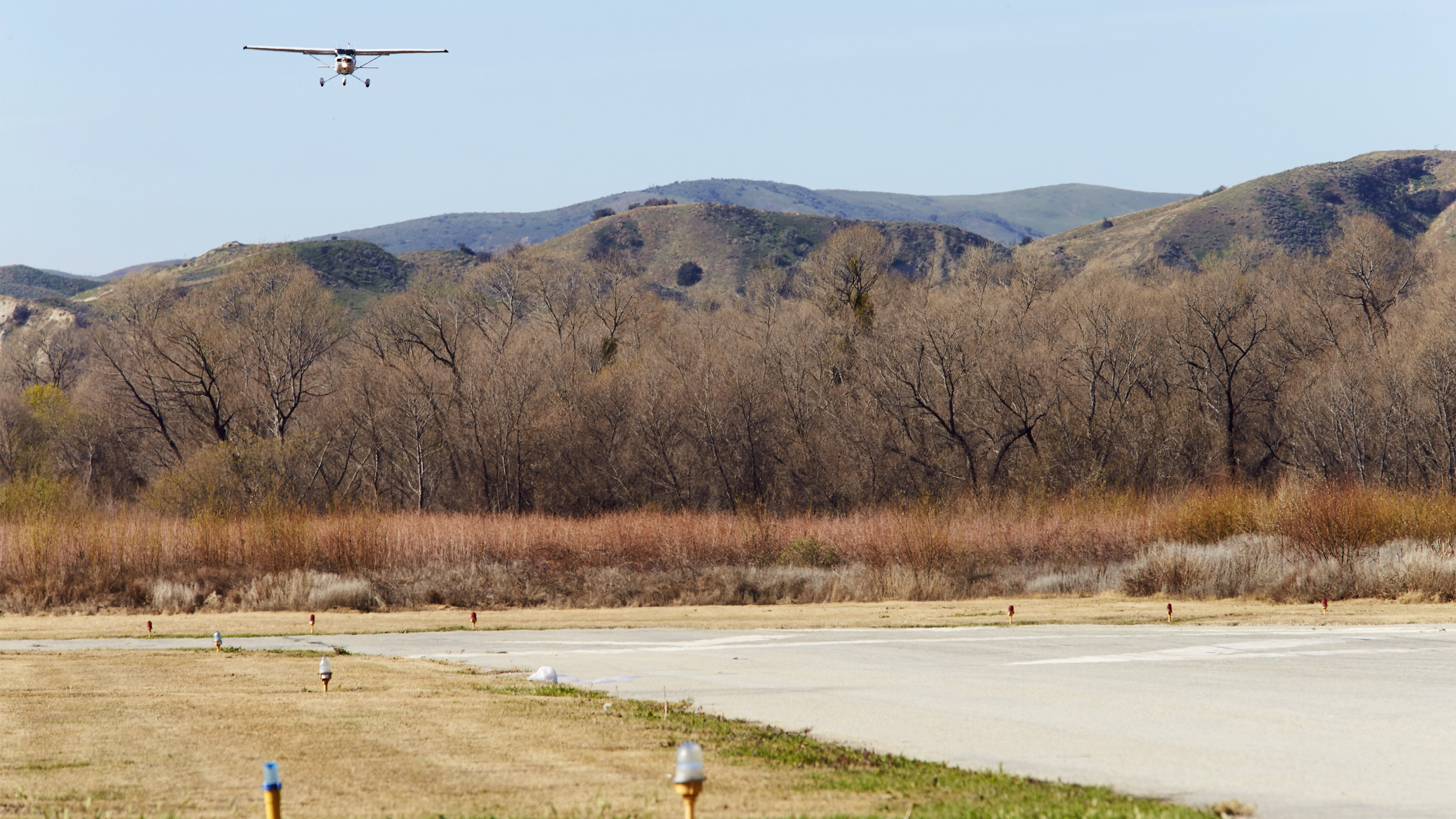 Checking the status of landing gear in their current fixed-gear trainer allows student pilots to establish good habits for future flights that might include retractable-gear aircraft. Photo by Mike Fizer.