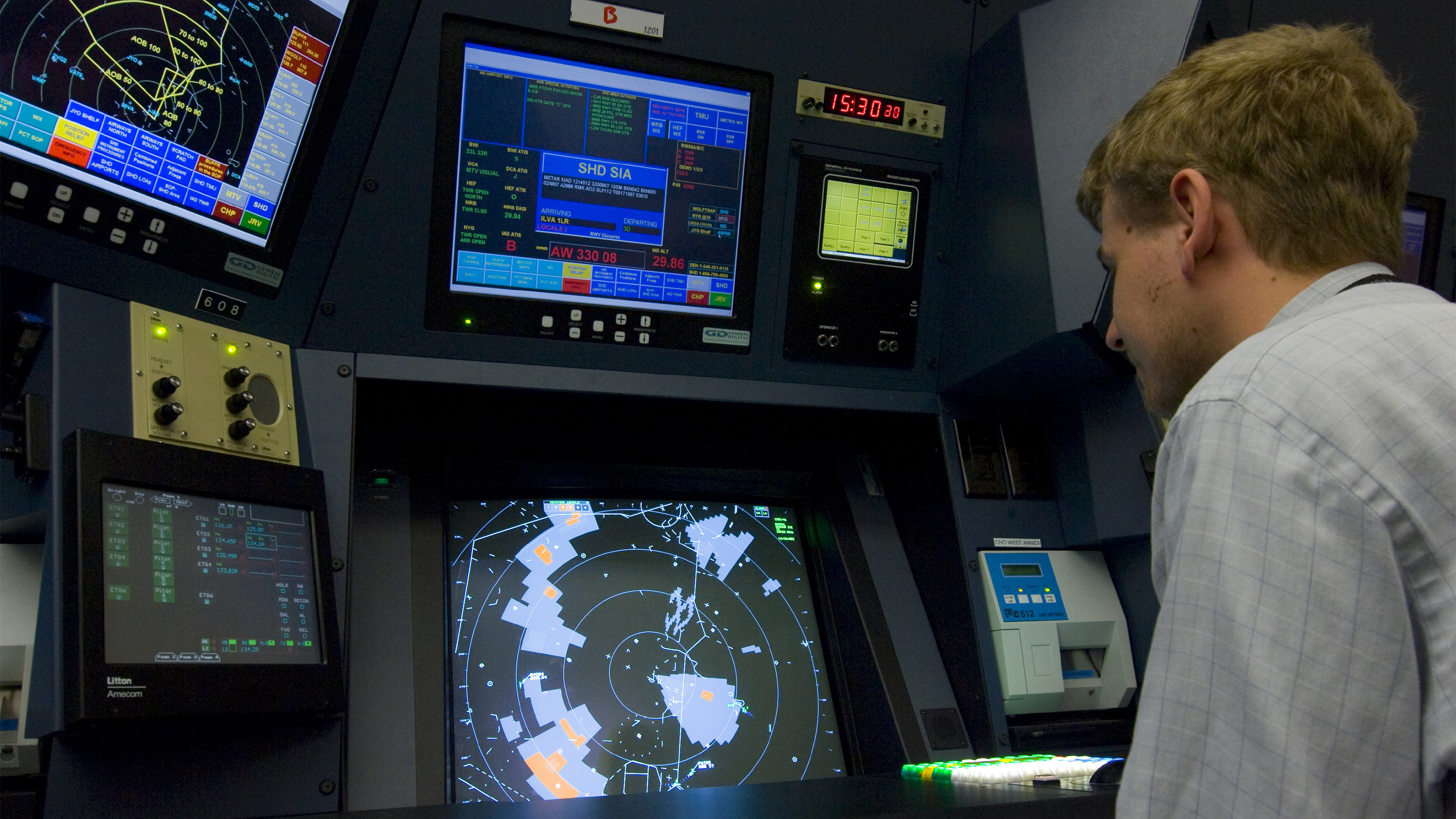 Pilots preparing for the approach will not be instructed to change frequencies to receive notams under a revised procedure that took effect Aug. 15. Photo by Christopher Rose.