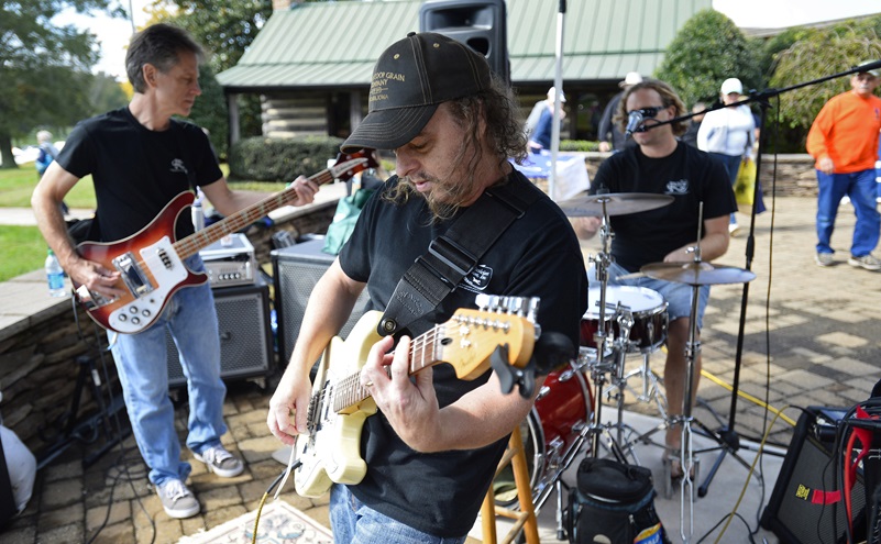 Members of the Flying Musicians Association play during the 2015 AOPA Tullahoma Fly-In at Tullahoma Regional Airport in Tennessee. Photo by David Tulis.