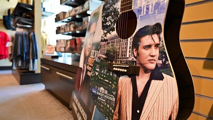 The Guest House at Graceland is across the street from the Graceland museum, exhibit area, and entertainment complex. The hotel offers a free shuttle to the complex. Photo by David Tulis.