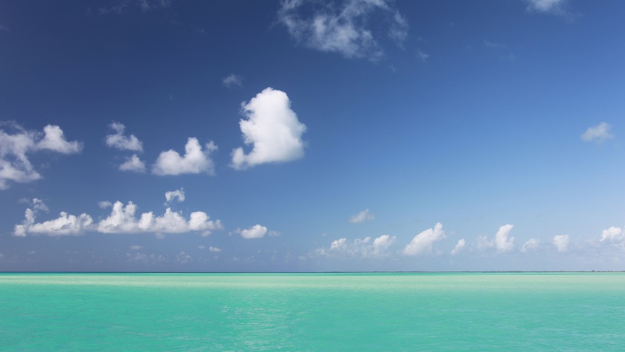 As pilots, we spend a lot of time looking up at the sky, dreaming of flying or analyzing the weather. But in the Bahamas, you’ll be mesmerized by all the shades of blue in the ocean.
