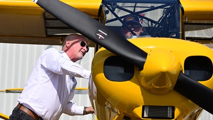 AOPA Sweepstakes Super Cub winner Wade Shealy is briefed by AOPA President Mark Baker before a familiarization flight to Lake Keowee, South Carolina, July 15. Photo by David Tulis.