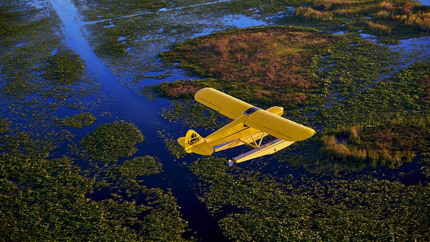 The AOPA Sweepstakes Super Cub flies over Lake Istokpoga in Florida. Photo by Mike Fizer.