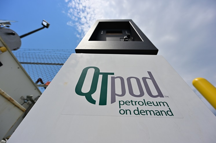 A five-day outage of QT Petroleum on Demand self-serve aviation fuel kiosks threatened to strand pilots at airports that rely solely on self-serve fueling. Photo by David Tulis.