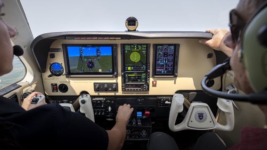 AOPA Editor in Chief Tom Haines flies with Garmin pilot Jessica Koss to demonstrate Smart Glide, a safety tool that helps pilots in loss of engine power emergencies by automating tasks to reduce pilot workload.  Photo by Mike Fizer.