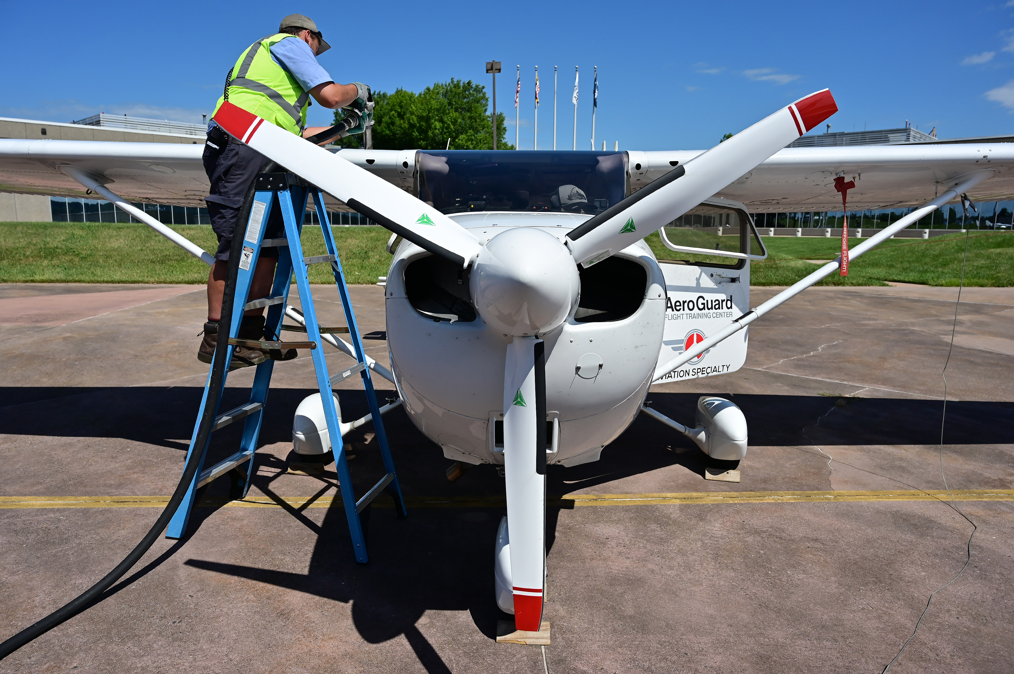 Line crew personnel use Jet A fuel to top off a diesel-powered Cessna 172 Skyhawk piloted by 18-year-old Travis Ludlow. Photo by David Tulis.
