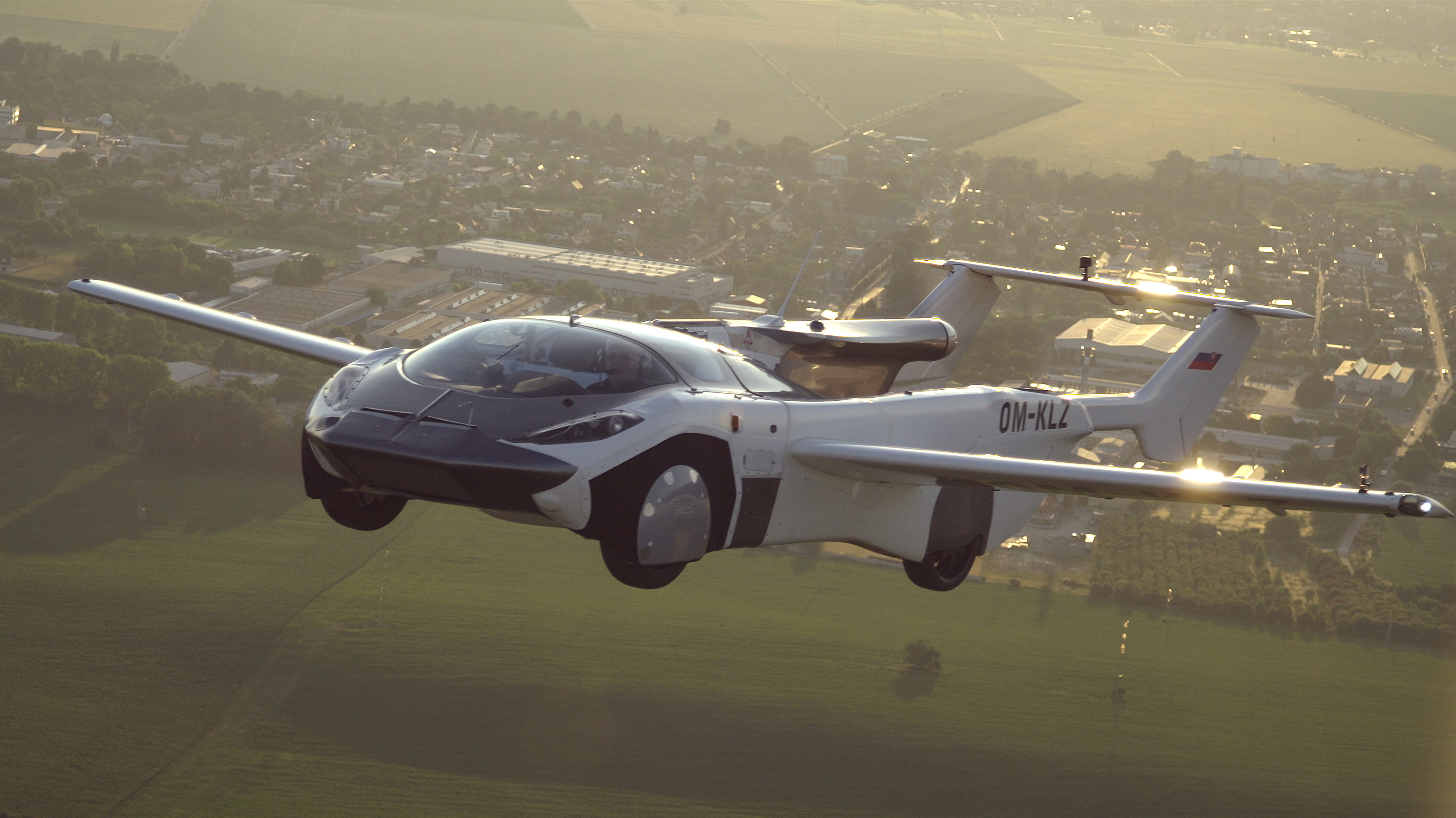 Самолет находящийся в полете преодолевает 170. Летающая машина AIRCAR. Klein AIRCAR. Летающий автомобиль Словакия. Klein Vision Air car.