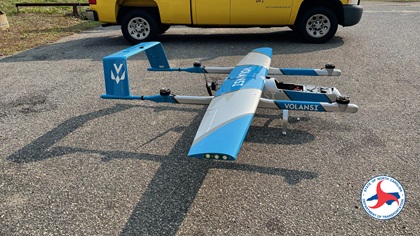 The Volansi C10 Gemini aircraft used in the July 22 test has a fixed wing, pusher prop, and four rotors to enable vertical takeoff and landing, transitioning to fixed-wing flight for long-distance cruise. It carries a 5-pound payload. Photo courtesy of the North Carolina Department of Transportation.