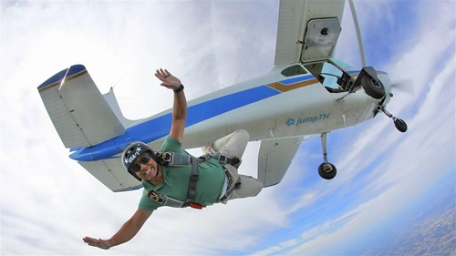 New school teaches pilots to use parachutes