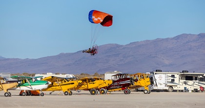 Le High Sierra Fly-In attire une grande variété d'avions, d'ultra-légers et un assortiment d'autres véhicules.  Photo de Jim Raeder. 
