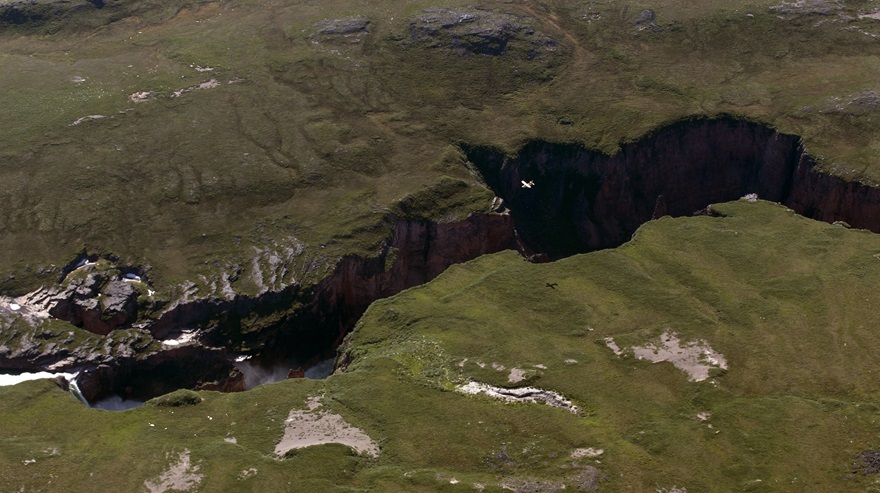 A roughly 7,000-pound Kodiak turboprop is dwarfed by the Wilberforce Gorge of the Hood River in Nunavut, Canada, approaching the Kattimannap Qurlua (formerly Wilberforce Falls), one of few major waterfalls north of the Arctic Circle. While space-based ADS-B is essential in remote regions like this, Nav Canada has agreed to delay mandating the technology to allow aircraft owners more time to equip. Photo by Jim Moore.