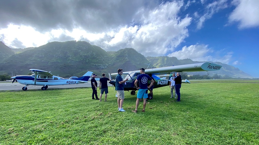 Pilots gather at Kawaihapai Airfrield in Hawaii for the AOPA appreciation brunch. Photo by Melissa McCaffrey.