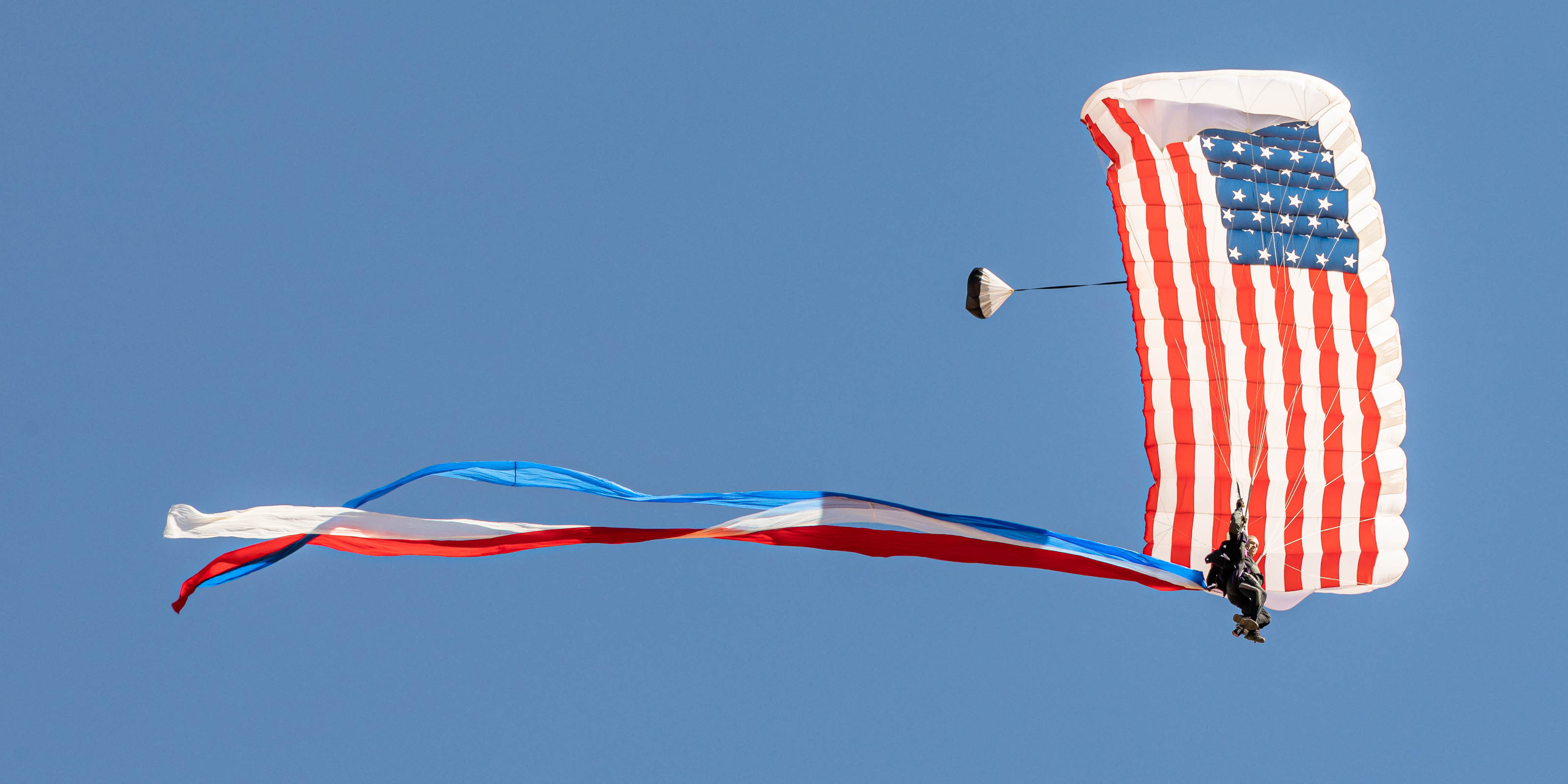 Silicon Valley Skydiving gives a patriotic skydive demonstration over the Food Truck Fly-In. Photo by Joshua Lapum Photography.