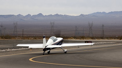 Bruce Williams takes <em>AOPA Pilot</em> Editor at Large Dave Hirschman for a familiarization flight over Boulder City, Nevada. Photo by Chris Rose.
